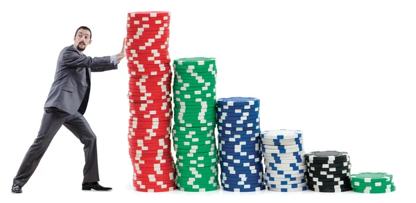 Бизнесмен и фишки казино на белом — стоковое фото