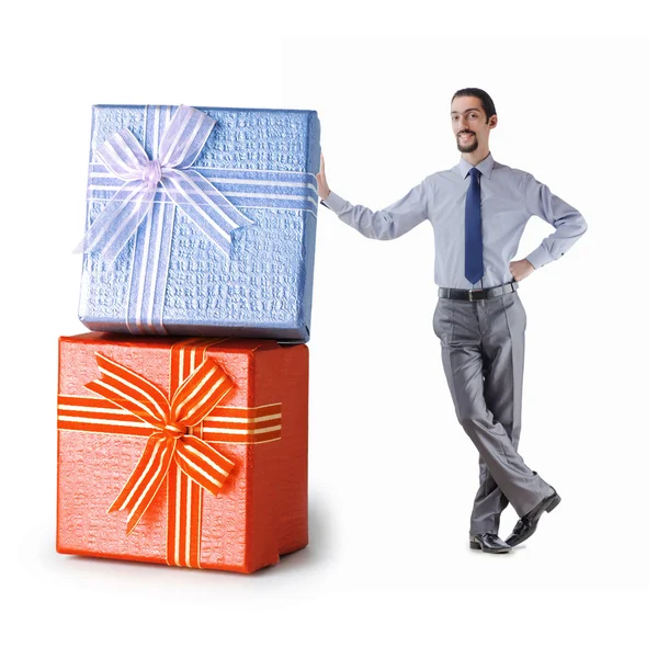 Бізнесмен з подарунковими коробками на білому — стокове фото