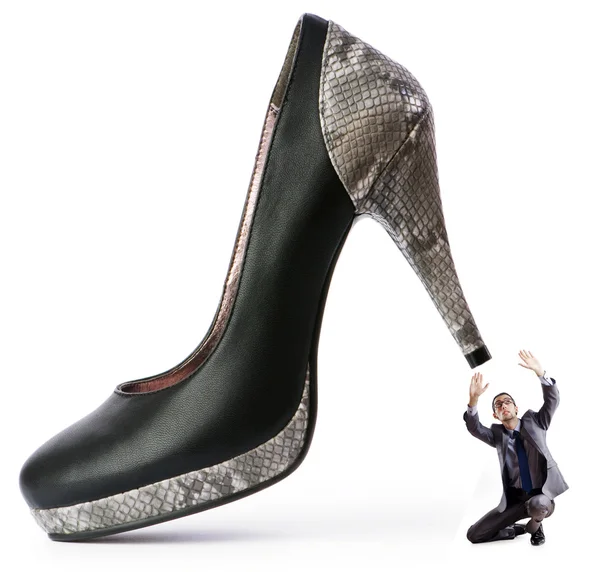 Концепция женского доминирования с обувью и мужчиной — стоковое фото