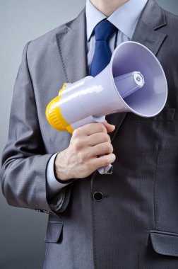 man schreeuwen en schreeuwen met luidspreker