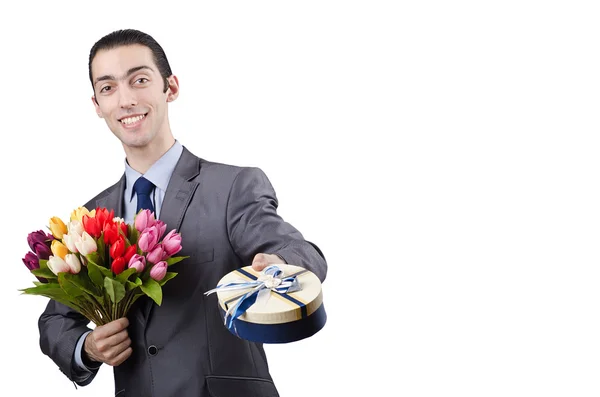 Biznesmen z giftbox i kwiaty — Zdjęcie stockowe