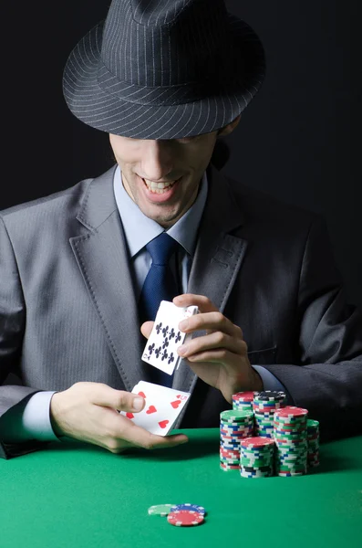 Uomo che gioca nel casinò — Foto Stock