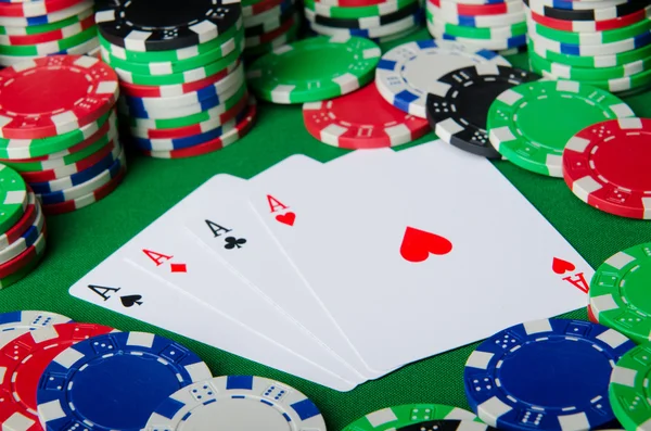 Muitas cartas e fichas de casino — Fotografia de Stock
