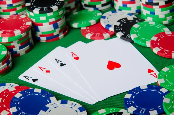 Viele Karten und Casino-Chips — Stockfoto