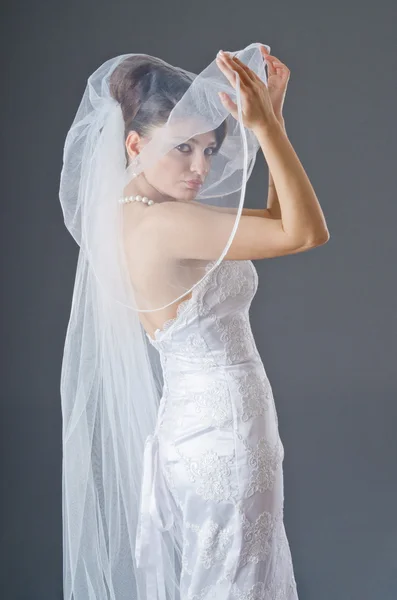 在工作室拍摄婚纱的新娘 — 图库照片