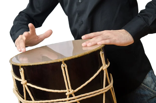 Batterista con tamburo che suona su bianco — Foto Stock