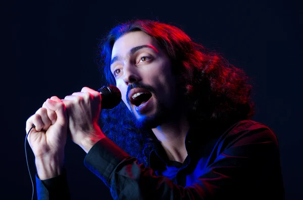 콘서트에서 노래 하는 남자 — 스톡 사진