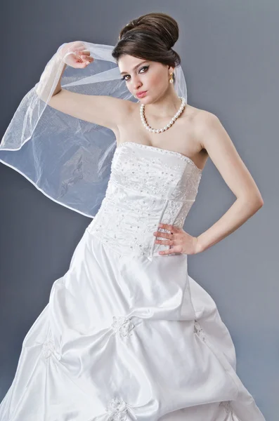 Noiva em vestido de noiva no estúdio de tiro — Fotografia de Stock