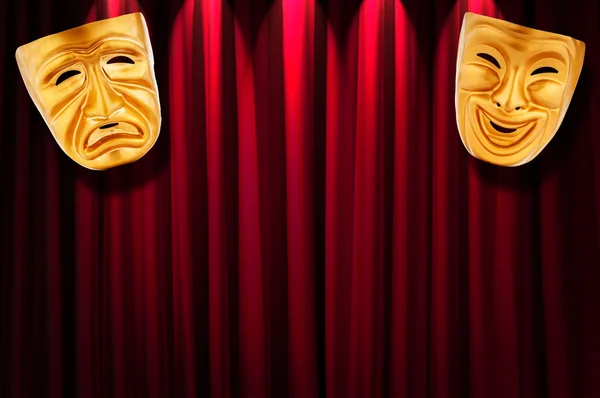 Conceito de performance de teatro com máscaras — Fotografia de Stock