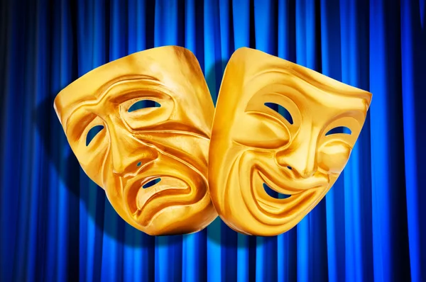 Conceito de performance de teatro com máscaras — Fotografia de Stock