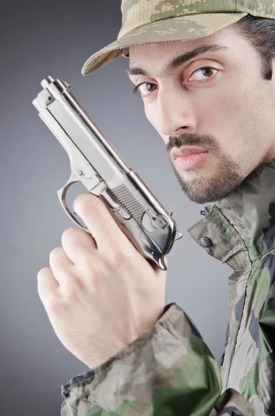Soldado com arma no estúdio de tiro — Fotografia de Stock