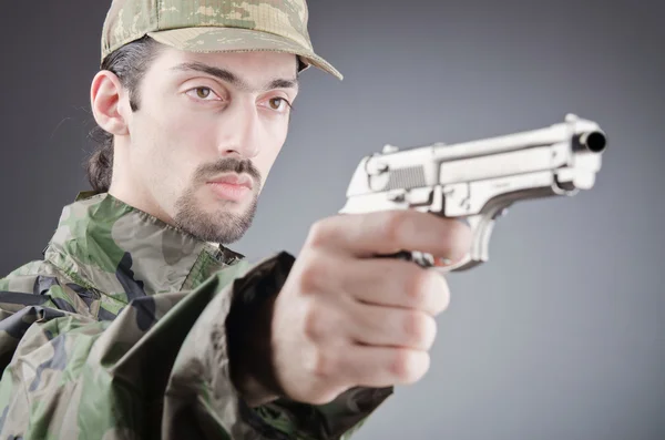 Soldado con arma de fuego en el estudio de tiro — Foto de Stock