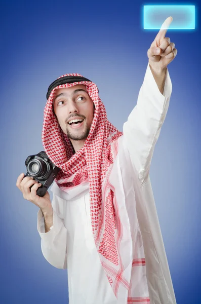 Młody arab naciskając wirtualne przyciski — Zdjęcie stockowe