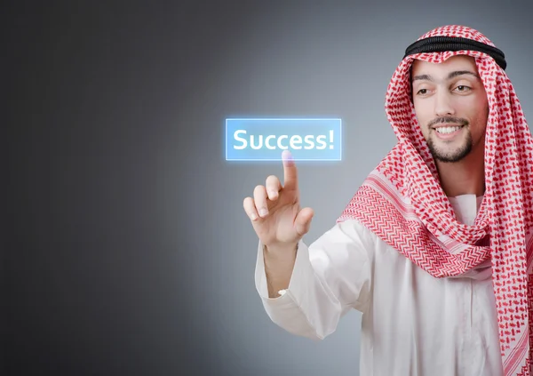Молодой араб нажимает виртуальные кнопки — стоковое фото