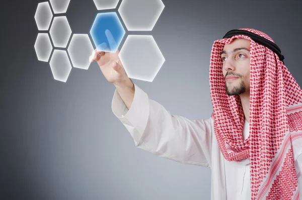 Joven árabe presionando botones virtuales — Foto de Stock