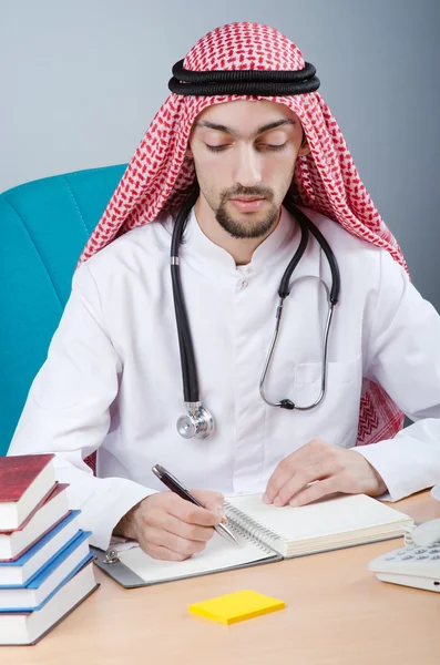 Arabski lekarz pracuje w szpitalu — Zdjęcie stockowe