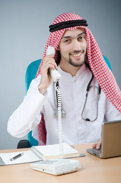アラブの医師の病院で働く — ストック写真