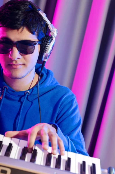 Unga dj spelar hans musik — Stockfoto