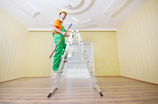 Pintor trabajador durante el trabajo de pintura — Foto de Stock