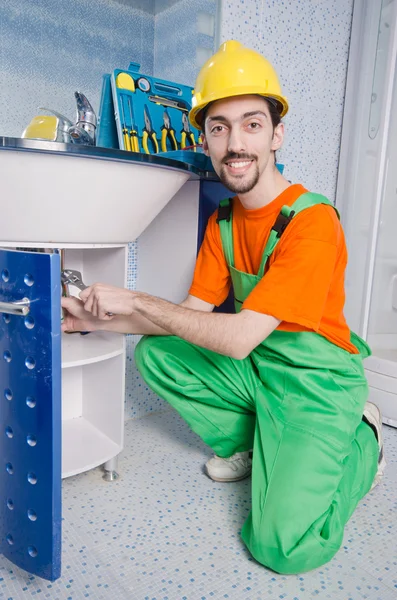 Plumber working in the bathroom — Stock Photo, Image