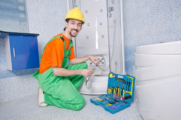 Vízvezeték-szerelő dolgozik a fürdőszobában — Stock Fotó