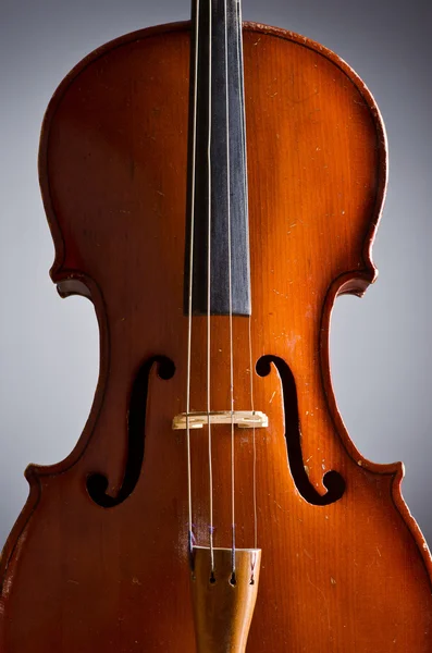 Музыкальная виолончель в темной комнате — стоковое фото