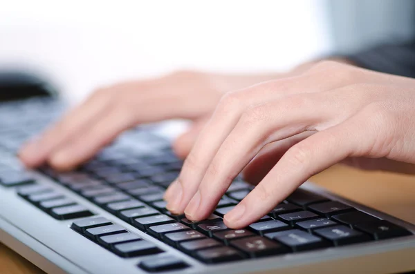 Tippen mit den Händen auf der Tastatur — Stockfoto