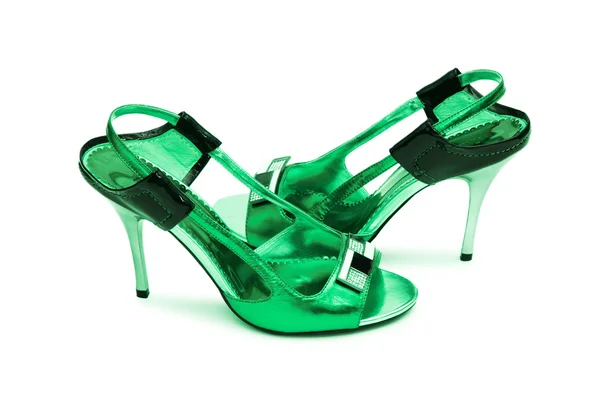 Beyaz zemin üzerine yeşil kadın ayakkabı — Stok fotoğraf