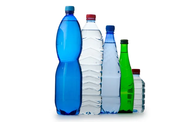 Питна вода в пляшках на білому — стокове фото