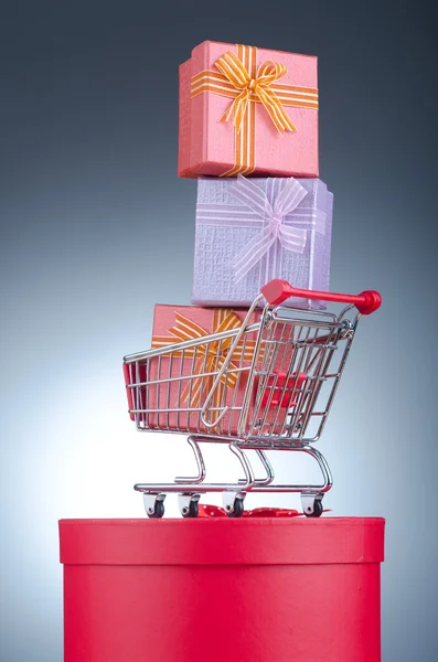 Kerstinkopen concept met winkelwagen — Stockfoto