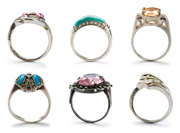 Set van juwelen ringen op wit — Stockfoto