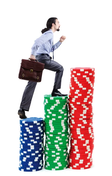 Zakenman klimmen stapels van Casinofiches — Stockfoto