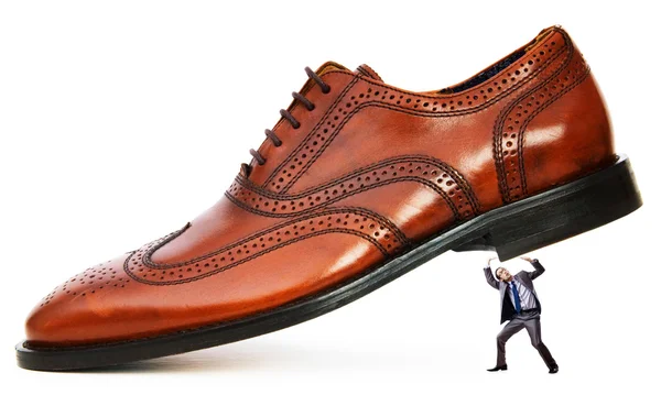 Vrouw overheersing concept met schoenen en man — Stockfoto