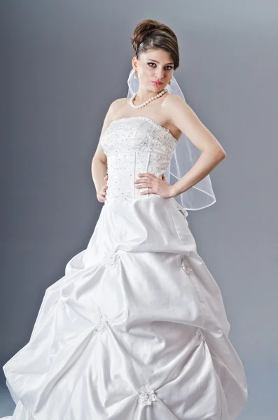 Novia en vestido de novia en el estudio de rodaje Imagen de stock