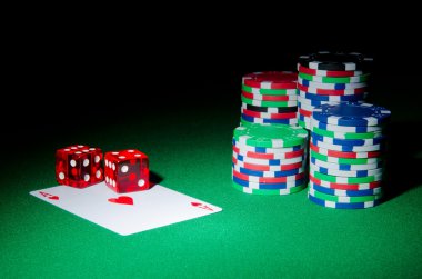 Casino konseptiyle yongaları ve kartları