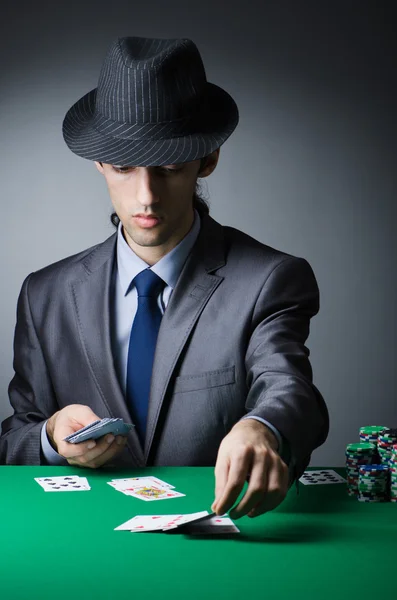 Uomo che gioca nel casinò — Foto Stock