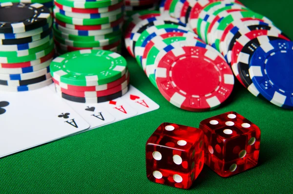 Många kort och kasinomarker — Stockfoto