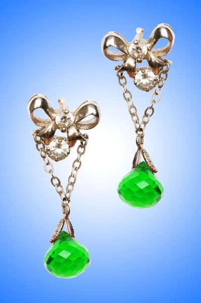 珠宝首饰概念与漂亮耳环 — 图库照片