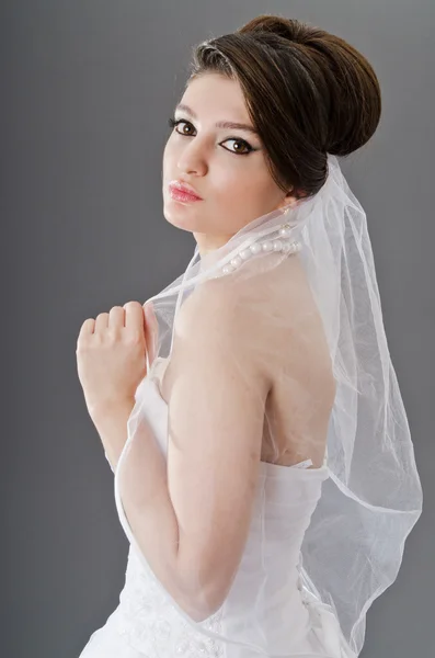 Panny młodej w sukni ślubnej w studio strzelanina — Zdjęcie stockowe