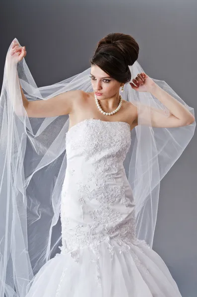 スタジオ撮影でのウェディング ドレスの花嫁 — ストック写真