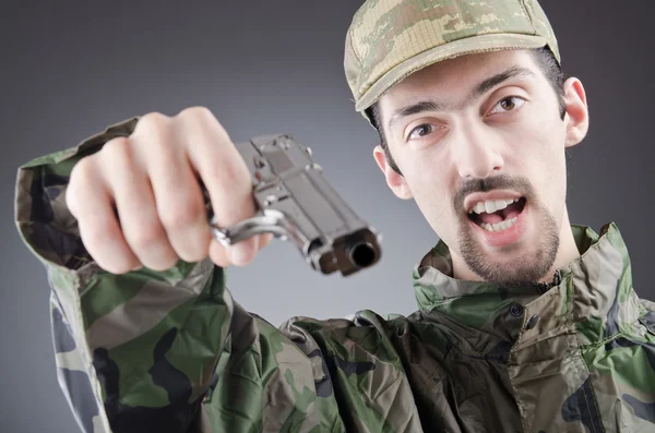 Soldat med pistol i studio fotografering — Stockfoto