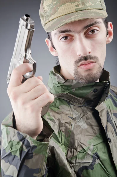 Солдат з пістолетом у студійній стрільбі — стокове фото
