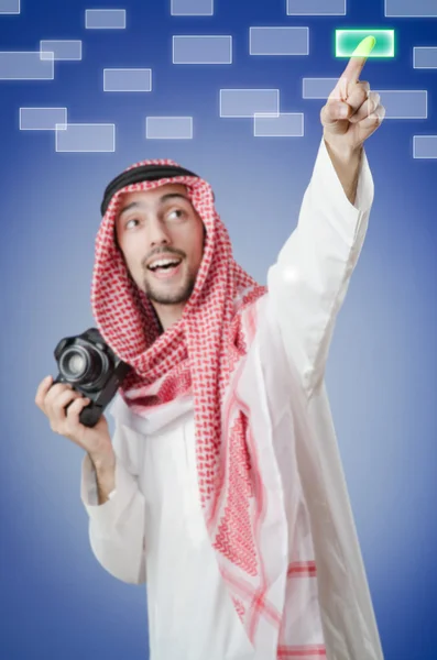 Jeune arabe appuyant sur des boutons virtuels — Photo
