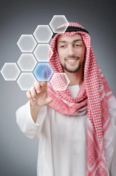 Jovem árabe pressionando botões virtuais — Fotografia de Stock