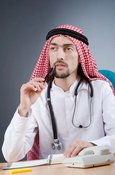 Arabische arts werkzaam in het ziekenhuis — Stockfoto