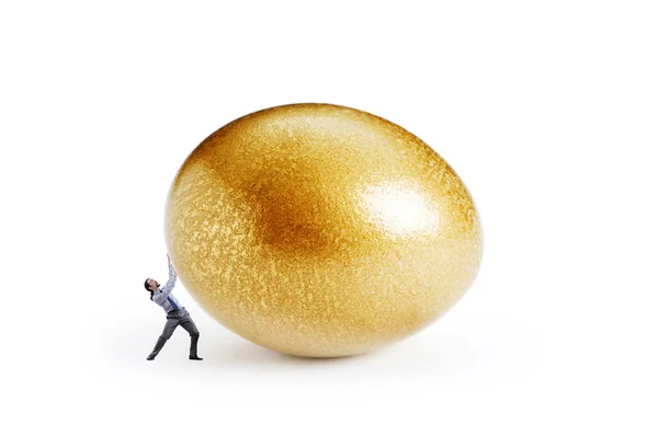 Чоловік і золоте яйце ізольовані на білому — стокове фото