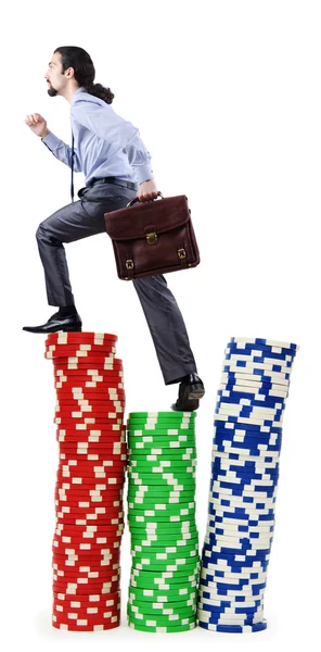 Montones de fichas de casino y hombre de negocios escalada —  Fotos de Stock