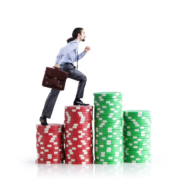Stapel von Casino-Chips und kletternder Geschäftsmann — Stockfoto