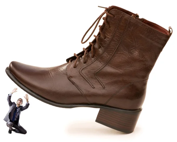 Concepto de dominación femenina con zapatos y hombre — Foto de Stock