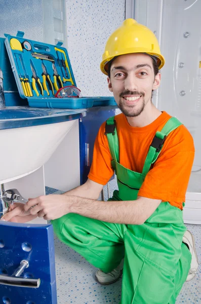 Plumber working in the bathroom — Stock Photo, Image